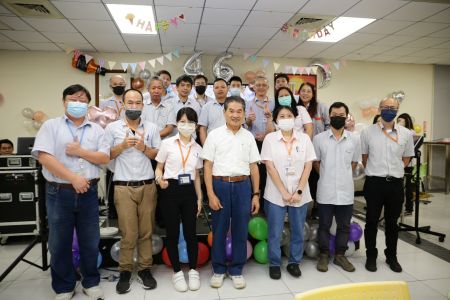 同仁们一同祝贺合影